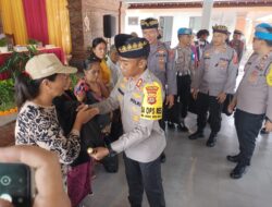 Si Propam dalam Kegiatan Mesadu Jum’at Curhat Kapolres Karangasem Bersama Polsek Rendang Dengan Tokoh Masyarakat di Desa Besakih Kec. Rendang