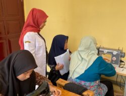 Penerima Manfaat di UPT PSBR Pamekasan Berlatih Pola Dasar Membordir