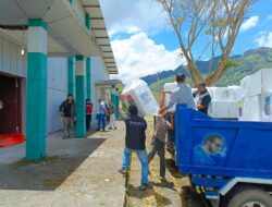 Kapolsek Jagong Jeget Dan Anggota Kawal Pendistribusian Logistik Kotak Serta Surat Suara Pemilu Dari PPK Kecamatan Menuju Gudang Logistik KIP Kabupaten