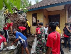 Bakti Sosial, Polsek Karangasem Gotong Royong Bersihkan Material Tanah Longsor