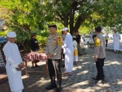 Polres Buleleng Wanaralaba Atau Kegiatan Pemberian Pakan Kepada Wenara atau Kera-kera di Sekitaran Pura Agung Pulaki Kecamatan Gerokgak, Buleleng