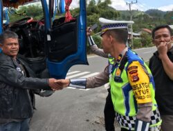 Satlantas Polres Aceh Tengah Bagikan Buku Tertib Berlalulintas Pada Pengguna Jalan