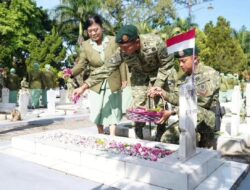Pangdivif 2 Kostrad Pimpin Ziarah Rombongan Dalam Rangka Memperingati HUT Ke-63 Kostrad Di TMP Untung Suropati