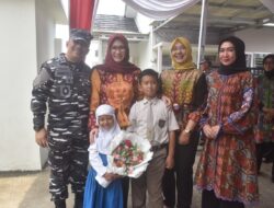 Pangkoarmada II Dampingi Ketum Dharma Pertiwi Berikan Santunan Keluarga Warakawuri KRI Nanggala-402