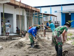 Satgas TMMD ke-119 Kodim 0817 Gresik Bersama Masyarakat Bangun Kios Desa