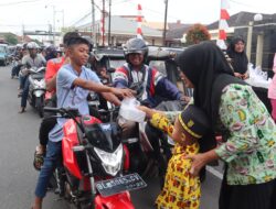 Peringati Hut Yayasan Keumala Bhayangkari Ke 44, Ketua Bhayangkari Cabang Aceh Tengah Bagikan Ratusan Takjil ke Pengguna Jalan