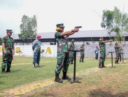 Komandan Resimen Kavaleri 2 Marinir Latihan Menembak Pistol