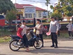 polsek Lembah Masurai Bagi Jakjil Gratis Di Bulan Sucu Ramadhan 1445 H”kepada Masyarakat pengguna Jalan.