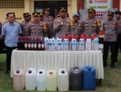 Kapolres Buleleng Pimpin Apel Persiapan Pengamanan Hari Raya Nyepi Tahun 1946 di Rangkaikan Pemusnahan Minuman Beralkohol