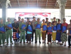 Minggu Kasih, Kapolres Buleleng Memberikan Paket Sembako di Desa Bongancina, Busungbiu