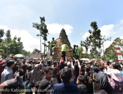 Warga Pasuruan Berebut Ribuan Alpukat Pada Kegiatan Gema Kating