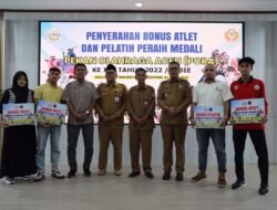 Pj Walikota A Hanan Serahkan Bonus kepada Para Atlet Berprestasi pada PORA XIV Pidie 2022 di Kota Lhokseumawe