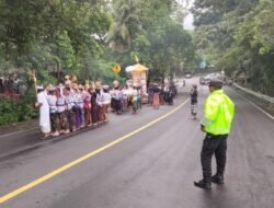 Bhabinkamtibmas Polres Tabanan Sinergi Bhabinsa & Pecalang Atensi Kegiatan Adat Ngaben di Desa Adat Samsam