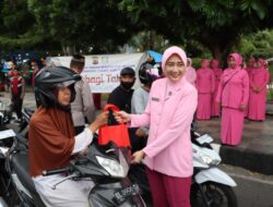 Ramadhan Berkah, Kapolres dan Ketua Bhayangkari Cabang Aceh Tengah berbagi takjil kepada pengendara