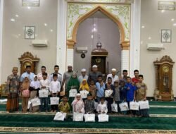 Malam 25 Ramadan desa Ulee jalanan santuni anak yatim