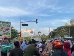 Mahasiswa dan Alumni FH Unimal Lhokseumawe Bagi bagi Takjil ke Pada Warga