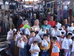 Edi Obama memuliakan anak yatim berbelanja Baju Hari Raya Idul Fitri