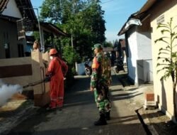 Cegah Demam Berdarah, Serka Riyanto Dampingi Fogging Massal