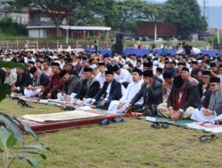 Kapolres Aceh Tengah Laksanakan Sholat ied di Lapangan Muara Alun Kabupaten Setempat