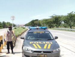 Tim Dobrak Polsek Jatiwangi Siaga di Tol Cipali KM 172 untuk Arus Balik Ops Ketupat Lodaya 2024