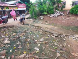 Warga Mengeluh Air Comberan Los Pasar Muara Siau Meluap,Menimbulkan Bau Tak Sedap.