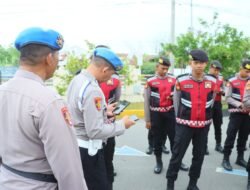 Si Propam Polres Lhokseumawe Melaksanakan Pengecekan Aplikasi HP Personil