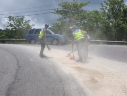 Bahayakan Pengguna Jalan, Polisi Aceh Tengah Sigap Bersihkan Pasir Berserakan di Jalan Raya
