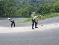 Membahayakan Pengguna Jalan, Polisi Aceh Tengah Sigap Bersihkan Pasir Yg Berserakan di Jalan Raya
