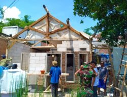 Sinergi Polres Malang dan TNI Bedah Rumah Warga Tak Layak Huni di Karangploso