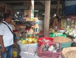 Personil Sat Intelkam Polres Karangasem Melaksanakan Kegiatan Pemantauan Harga Sembako Menjelang Hari Raya Idul Fitri 1445 H di Pasar Umum Amlapura