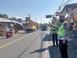 Personil Pos Pam Selabih Polres Tabanan Atensi Arus Balik Pasca Liburan Lebaran 2024