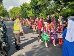 Polres Tabanan Bersama Polsek Tabanan Berikan Pengamanan Pawai Drumband TK Santa Maria Immaculata Tabanan