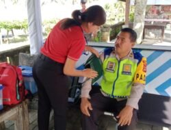 Kolaborasi Pelayanan Kesehatan Subsatgas Dokkes & Puskesmas Selemadeg Barat kepada Masyarakat Pemudik dan Personil Ops Ketupat Agung 2024