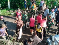 Sinergitas Antara Polri, TNI Bersama Warga Laksanakan Karya Bhakti Membersihkan Puing-Puing Longsor Dampak Hujan dengan Intensitas Tinggi