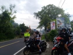 Personil Polsek Rendang Pos Pagi Atensi Anak Sekolah Menyeberang Jalan Cegah Kecelakaan Lalu Lintas