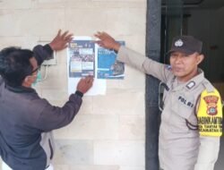 Bhabinkamtibmas Desa Tianyar Tengah Giat Sosialisasi, Penerimaan Polri Melalui Pemasangan Brosur