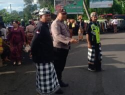 Bhabinkamtibmas Bersinergi Dengan Pecalang Amankan Rangkaian Kegiatan Piodalan di Desa Binaannya