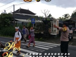 Personil Polsek Rendang Pos Pagi Atensi Anak Sekolah Menyeberang Jalan Cegah Kecelakaan Lalu Lintas