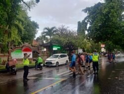 Pelayanan Keamanan, Anggota Polsek Kubu Tempati Pos Gatur Pagi dan Bantu Anak Sekolah Menyebrang Jalan