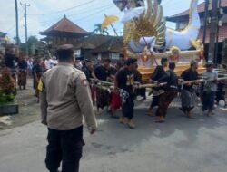 Sinergitas Bhabinkamtibmas dengan Pecalang amankan pelaksanaan Upacara keagamaan Pitra Yadnya / Ngaben