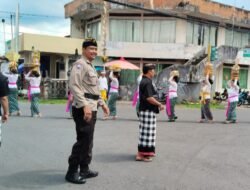 Bhabinkamtibmas Bersinergi dengan Pecalang Amankan Rangkaian Kegiatan Ngaturan Saji di Pura Persimpangan Batu Karu