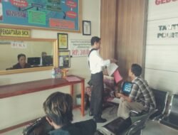 Personil Sat Intelkam Polres Karangasem Berikan Pelayanan Kepada Masyarakat dalam Pembuatan SKCK