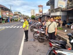 Rutinitas Personil Polsek Selemadeg Melaksanakan Strong Point di Depan Pasar Bajera untuk Mengantisipasi Kemacetan di Pagi Hari