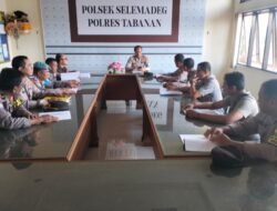 Budayakan Membaca, Kapolsek Selemadeg Sosialisasikan Peraturan Kepolisian Kepada Anggota