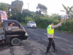 Bhabinkamtibmas Polsek Baturiti Polres Tabanan Melaksanakan Pengamanan dan Pengaturan Arus Lalu lintas di Depan Pasar Sayur Baturiti