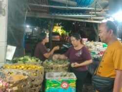 Personil Unit II Bidang Ekonomi Sat Intelkam Polres Karangasem Monitoring harga Sembako di Beberapa Pasar di Kabupaten Karangasem