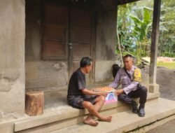 Minggu Kasih Bhabinkamtibmas Desa Sangkan Gunung Berikan Bantuan Sembako kepada Masyarakat Kurang Mampu