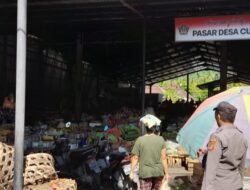 Patroli Polsek Abang Mengunjungi Pasar Tradisional Desa Culik Guna Mengontrol Harga Bahan Pangan