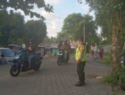 Bhabinkamtibmas Desa Belalang Bersinergi Dengan Piket Fungsi Amankan Tempat Wisata Pantai Kedungu