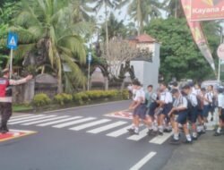 Peduli Keselamatan di Jalan Raya, Personil Polsek Abang Lakukan Gatur Lalin